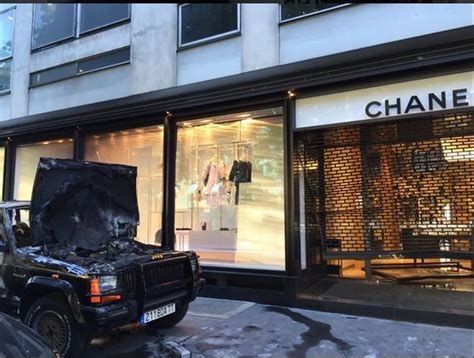 braquage chanel|Paris : Une boutique Chanel braquée à la voiture.